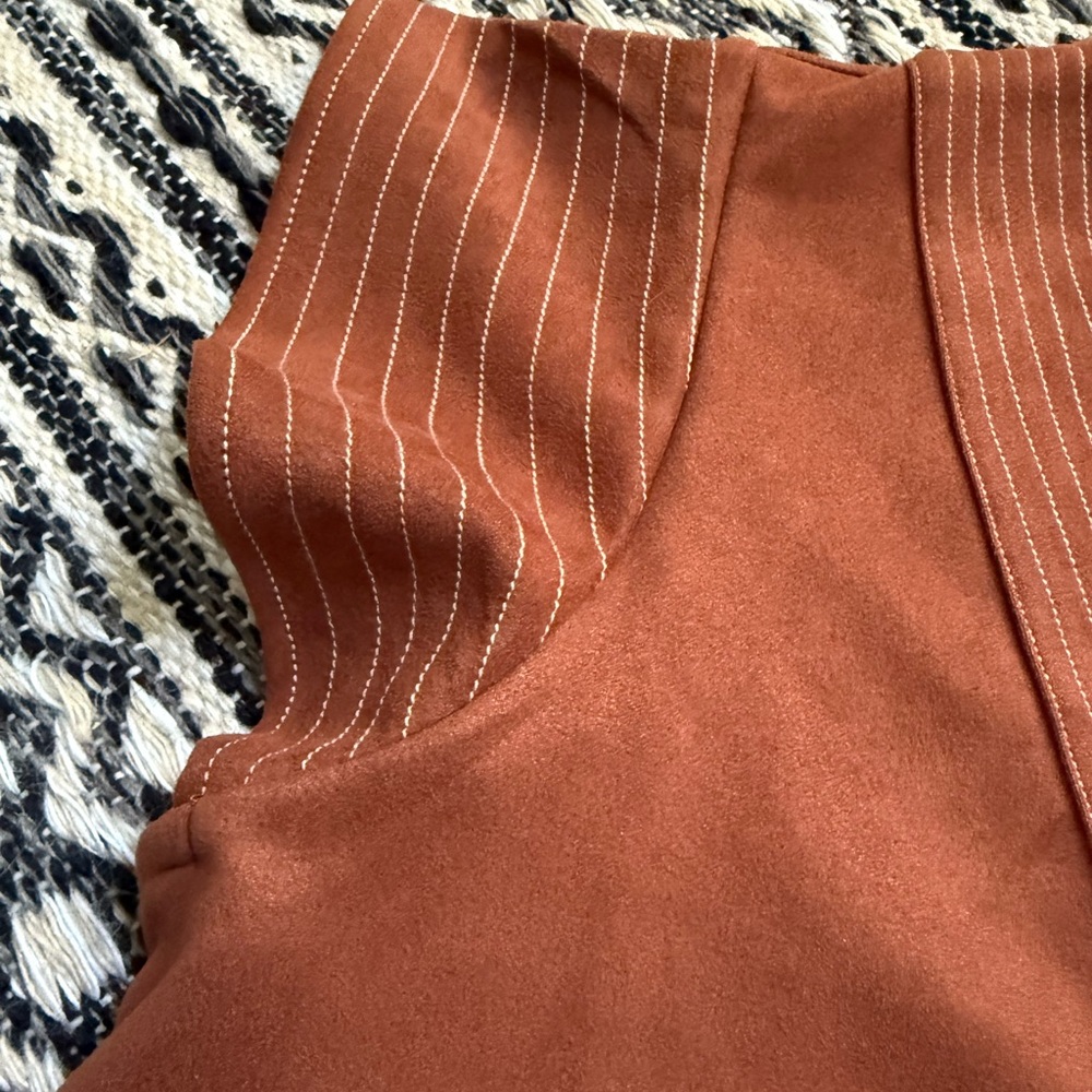 THML NWOT Rust Faux Suede Flutter Sleeve V-Neck Top M - Picture 3 of 5